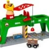 BRIO World 33996 Bahn Verlade Terminal - Mit Beweglichem Kran Zum Umladen Von Gütern Auf Die Schiene, Straße Und Das Schiff - Empfohlen Für Kinder Ab 3 Jahren